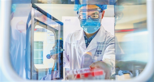 新冠病毒感染超400万，全球新冠疫苗研发进展与安全性大揭秘