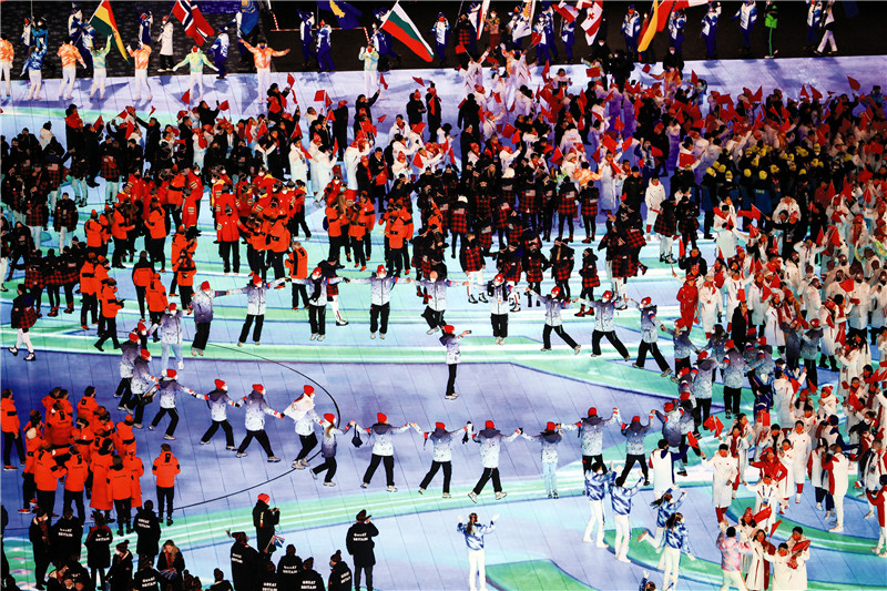 北京冬奥会闭幕式:运动员欢聚,盛会完美落幕留下难忘回忆