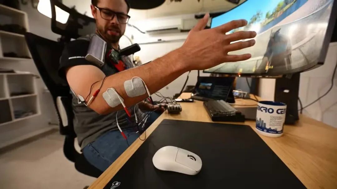 自制神经肌肉瞄准辅助装置,电击枪实现游戏高精度瞄准外挂原理