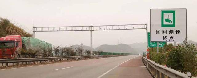 过车就闪的摄像头不一定拍违章，闪两下要小心