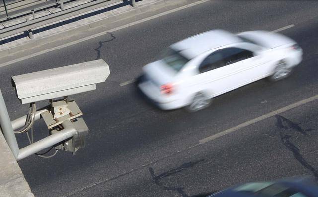 过车就闪的摄像头不一定拍违章,闪两下要小心