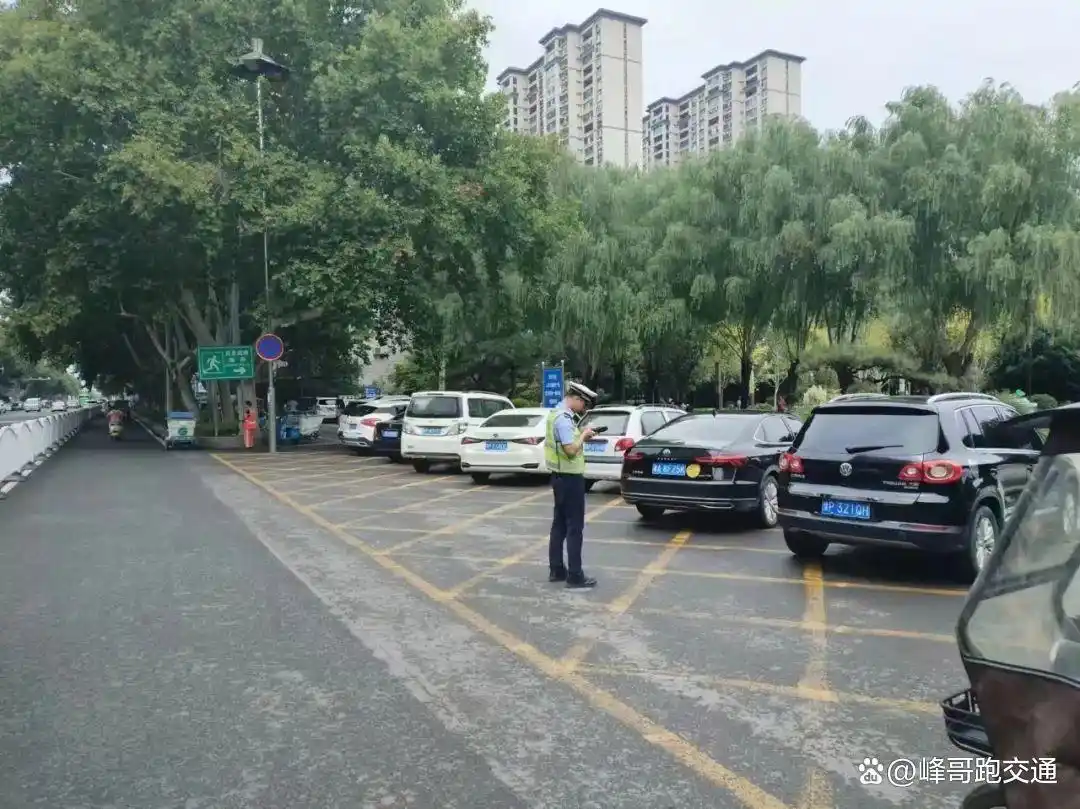 周口直属一大队加大整治车辆乱停乱放,净化道路通行环境