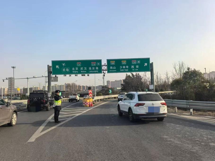 春节期间郑州高速交警坚守岗位 全力保障道路安全畅通