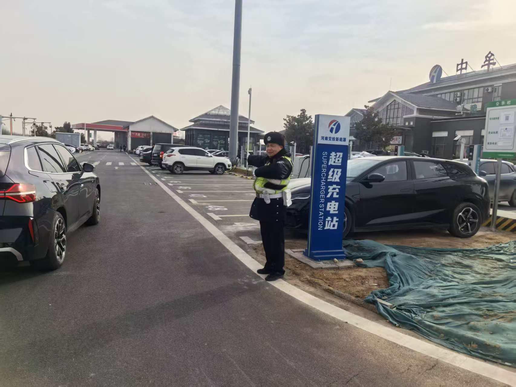 春节期间郑州高速交警坚守岗位 全力保障道路安全畅通