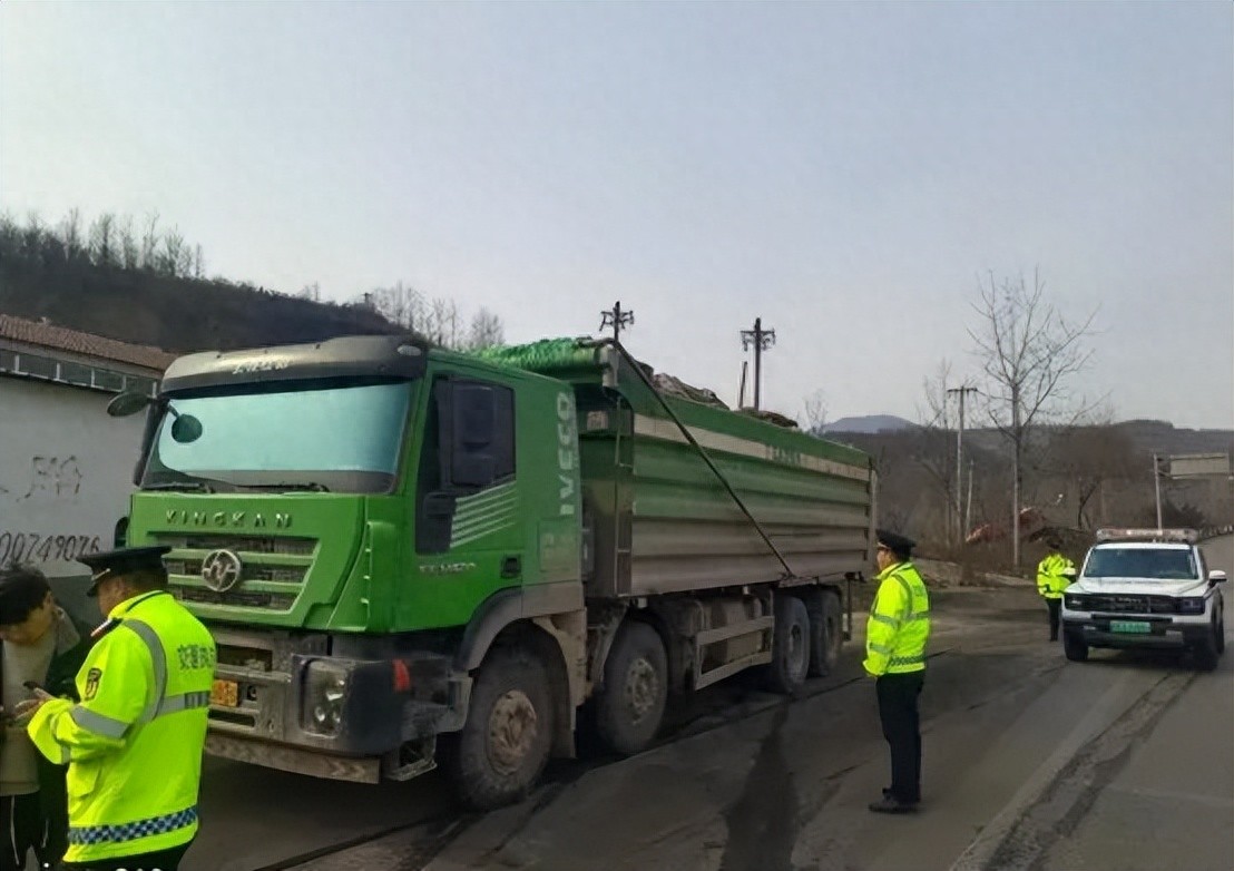 春运期间三门峡与洛阳联合执法，严查货车违法超限超载