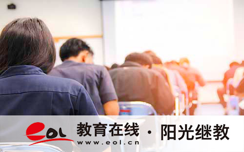 在职人士提升竞争力选自考，与普通高考有何不同及报名步骤？