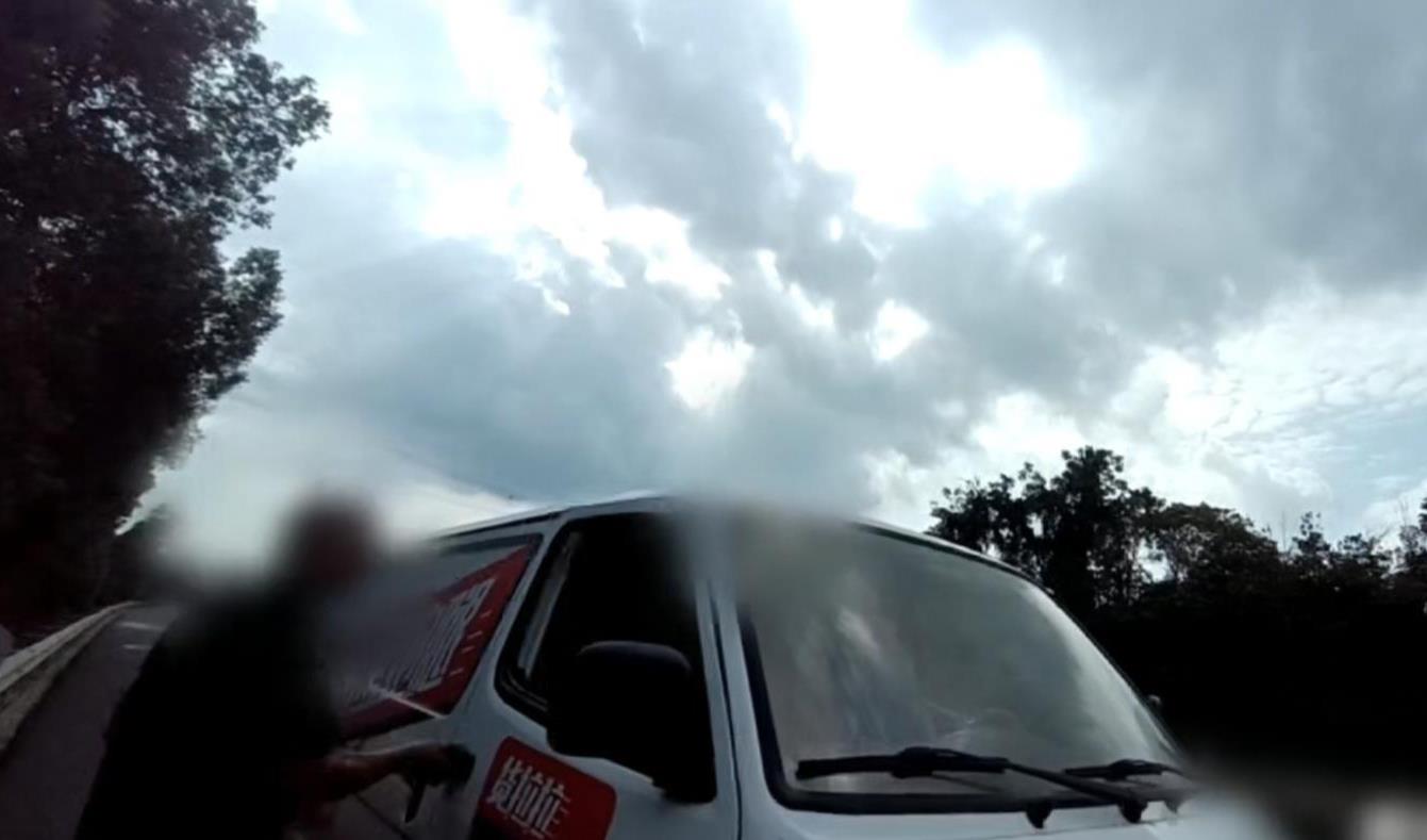 高速爆胎别乱找救援电话！湖北交警提醒谨防被坑