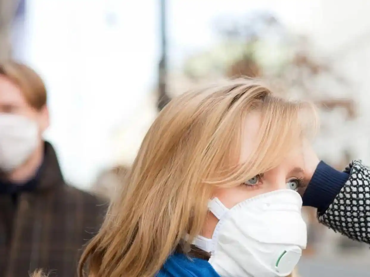 美国街头大变天！曾经不戴口罩的美国人为何集体捂严实了？